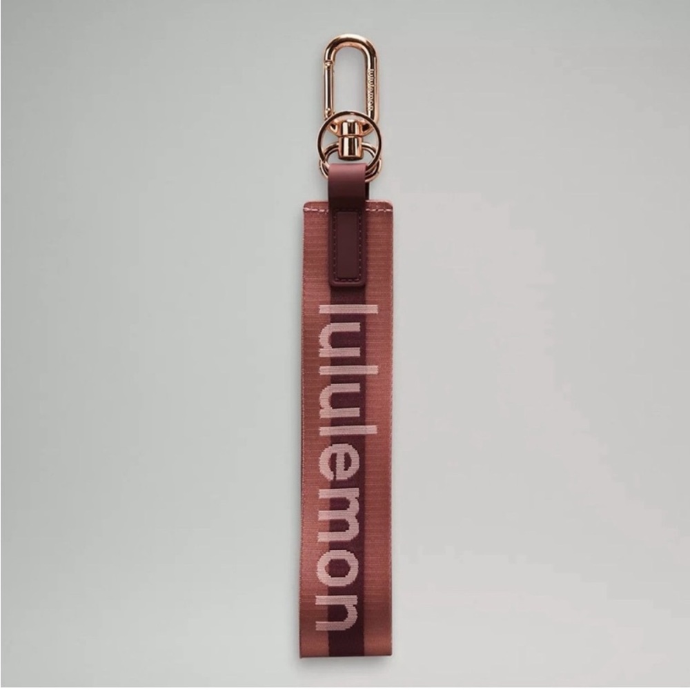 Lululemon Never Lost Key Chain *Wordmark GARN/SCHI/RSGO